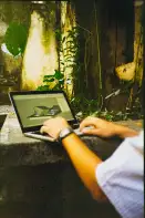 تخطيط بنية موقع على لابتوب لتوضيح Sitemap وهيكل الروابط