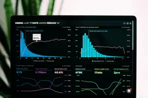 لوحة أداء وتحليلات على شاشة لابتوب لشرح Core Web Vitals
