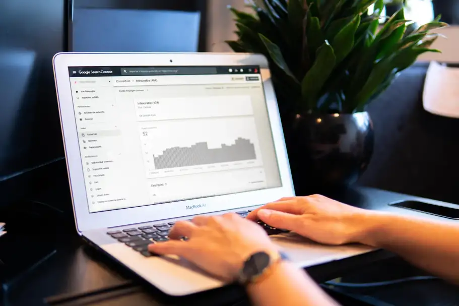 Google Search Console على شاشة لابتوب لفحص ظهور الموقع في جوجل