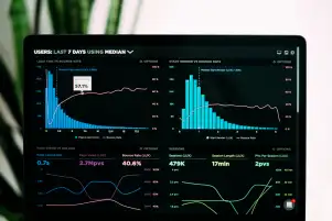لوحة أداء وتحليلات على شاشة لابتوب لشرح Core Web Vitals